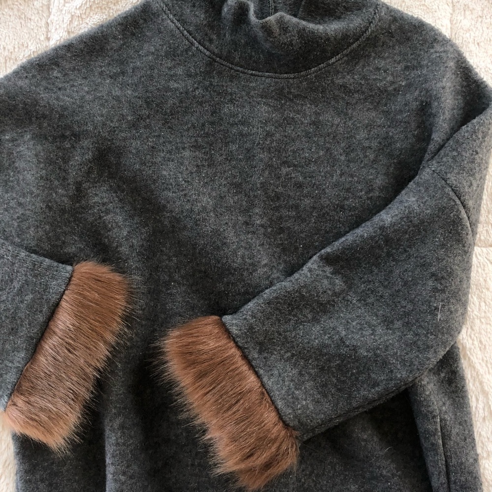 Cropped Zara sweater with faux fur cuffs